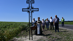 Священник Сергей Бондарь освятил поклонные кресты на въездах в село Волоково
