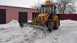34 единицы спецтехники вышли на борьбу со снежными заносами в Чернянском округе