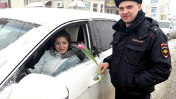 Чернянские полицейские поздравили женщин за рулём