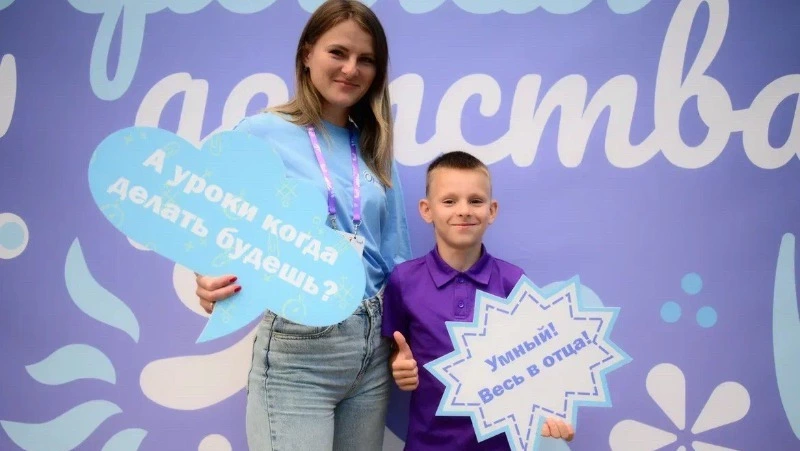 Ученик поселковой школы №2 Роман Ермаков с мамой Алиной побывали в Москве на всероссийском фестивале