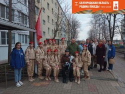 Волонтёры «Штаба Победы» установили обновлённые таблички на домах ветеранов
