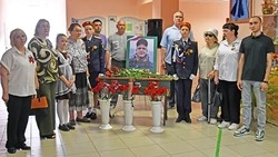 Парта героя Бориса Ражникова заняла достойное место в зале боевой славы чернянской школы №1