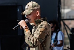 Чернянец Александр Дубенцов выступил со своей песней «Zнай СВОих» в Крыму 