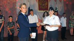 Юные жители Чернянского района получили паспорта в преддверии Дня флага России