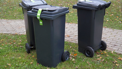 Жители Малотроицкого обратились к властям за разъяснениями по вопросу системы сбора мусора