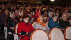 Пенсионеры приняли поздравления от руководителя района в Международный день пожилых людей