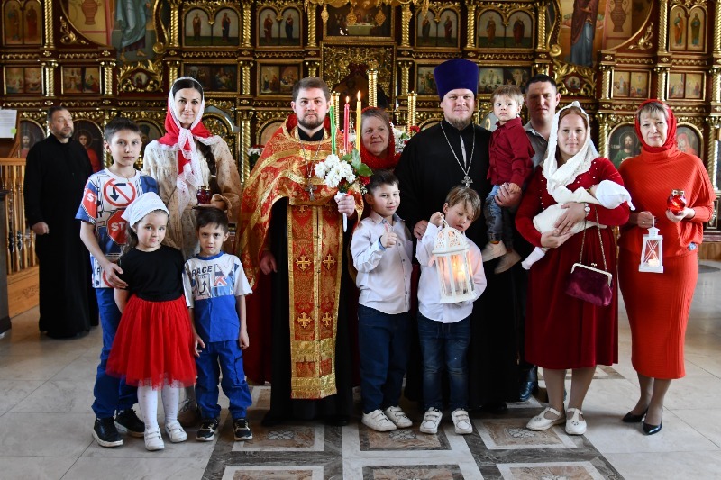 Благодатный огонь доставили в храм Успения Пресвятой Богородицы посёлка Чернянка 