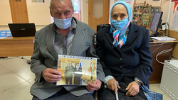 Члены УИК №1063 подарили чернянским пенсионерам фотографию на память о событии
