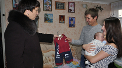 Родители двойняшек из села Большое получили в подарок от районной администрации коляску