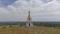 Экскурсовод комплекса «Холковские пещеры» Михаил Пискарёв рассказал историю Владимирского храма