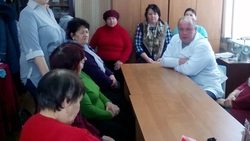 Сельчане пообщались с доктором на встрече «Здоровый образ жизни для пожилого человека»