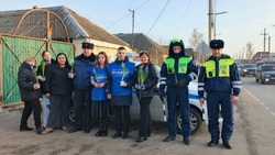 Чернянские полицейские и волонтёры присоединились к акции «Цветы для автоледи»