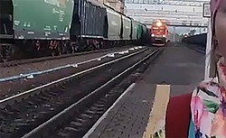Майор полиции Яна Лимарева предупредила об опасностях на железнодорожных путях