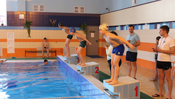 Спорткомитет района организовал для школьников соревнования по плаванию