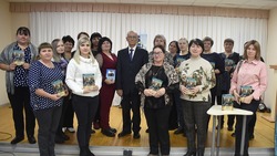 Поэт Михаил Анисимов передал новую книгу в дар библиотекам Чернянского района