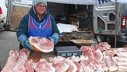 Чернянские фермеры порадовали посетителей предновогодней ярмарки свежей свининой