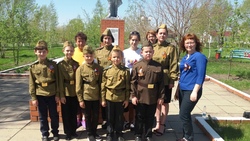 Третьеклассники из Чернянки с родителями и учителями реализовали проект «Алая гвоздика»