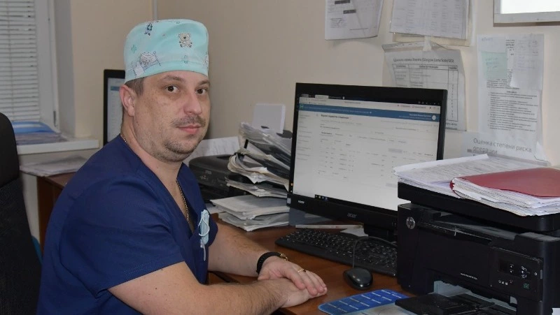 Портрет врача Михаила Евдокимова в 2025 году занесён на районную Доску почёта