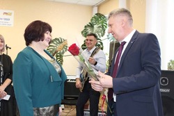 Инженер чернянского РЭСа Елена Семёнова получила почётный знак «Ветеран ПАО «Россети Центр»