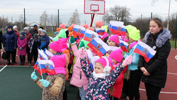 Глава администрации подарила чернянцам мячи на открытии спортплощадки в селе Волотово