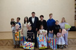 Многодетная семья Черняковых из Волотово получила ключи от нового дома в Чернянке