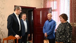 Вячеслав Гладков поздравил с Днём защитника Отечества семью чернянца Артура Безуглова