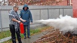 Инспектор Даниил Борзилов провёл для работников культуры Чернянки мастер-класс по тушению пожаров