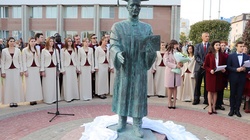 Бронзовая скульптура «Вручение диплома» появилась в БелГУ в день 143-летия вуза