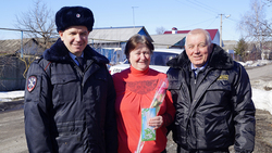 Сотрудники ОМВД России по Чернянскому району поздравили женщин с 8 Марта