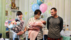 Супруги Хлыстовы из Ольшанки приняли поздравления с рождением двойни от руководства района