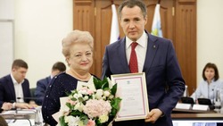 Вячеслав Гладков наградил лучшего семейного врача 