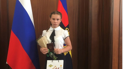 Мария Мухина из Малотроицкого получила паспорт из рук первого замминистра внутренних дел
