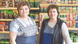 Продавцы Татьяна Скуратова и Нина Повалихина из Чернянки встречают 8 Марта у прилавка магазина
