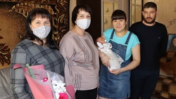 Глава Чернянки Татьяна Круглякова поздравила семьи с рождением малышей в первые дни года