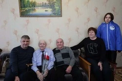 Власти муниципалитета посетили ветеранов на дому с поздравлениями и подарками 