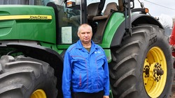 Андрей Потапов из Волотово приобщился к работе механизатора с 14 лет