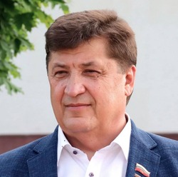 Председатель Белгородской областной Думы Юрий Клепиков поздравил чернянцев с Днём России