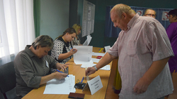 Владимир Мельников первым отдал свой голос за местных депутатов в селе Волоконовке