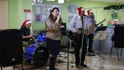 Новогодний концерт ансамбля «Школьные друзья» подарил тепло пациентам и работникам Чернянской ЦРБ