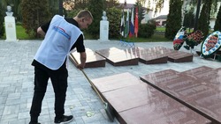 Молодогвардейцы и сторонники единороссов привели в порядок мемориал в центральном сквере Чернянки