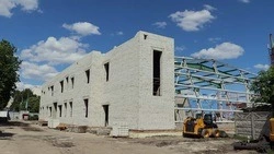 Строители завершили возведение пристройки к основному зданию чернянского ФОКа