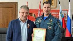 Глава администрации района Сергей Морозов вручил награды чернянским огнеборцам