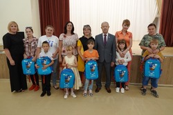Депутаты областной Думы включились в акцию «Вместе в школу детей соберём»