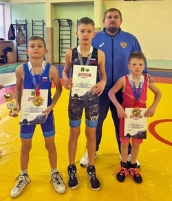 Юные спортсмены из чернянского отделения ДОСААФ стали призёрами областного турнира по вольной борьбе
