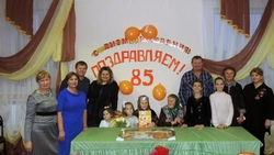 Культработники Новоречья поздравили с юбилеем сельчанку