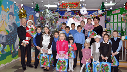 Александр Скляров и Татьяна Круглякова подарили детям презенты от партии «Единая Россия»