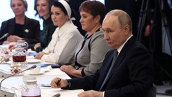 Владимир Путин провёл встречу с представителями фонда «Защитники Отечества» в преддверии 8 Марта