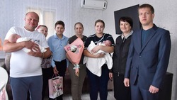 Татьяна Круглякова поздравила супругов Варламовых из Чернянки с двойней