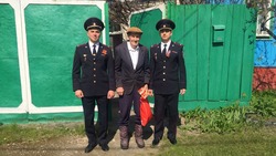 Чернянские полицейские поздравили с Днём Победы труженика тыла Николая Ивановича Штоколова
