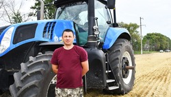 Уроженец Новой Масловки Андрей Боклагов стал трактористом ЗАО «КЗК» больше 15 лет назад